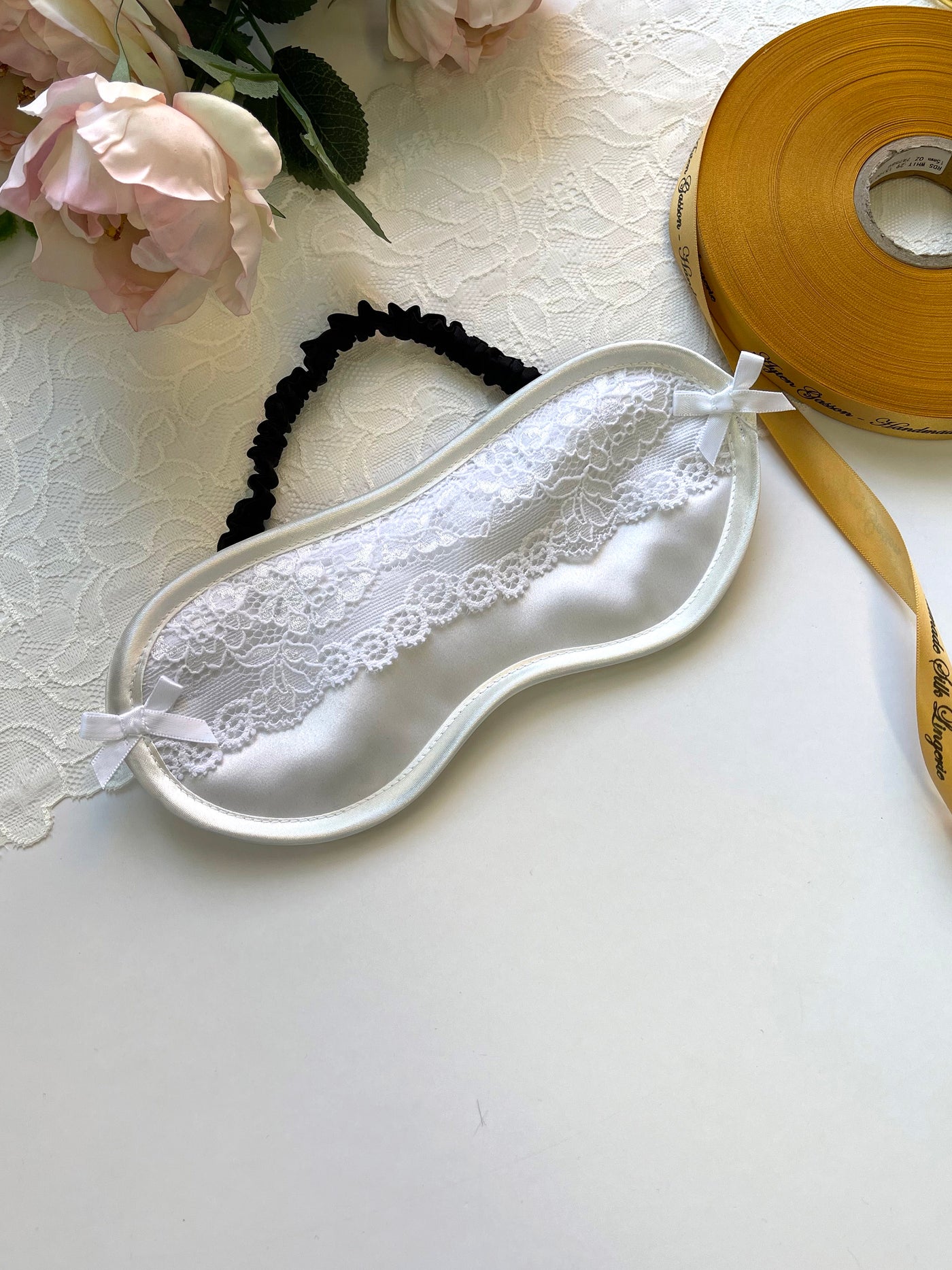 Luxurious sleep mask lined with black silk, featuring Oeko-Tex certified stretch lace that effectively blocks out light for restful sleep